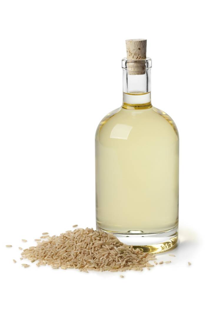 olej ryżowy w szklanej butelce z korkiem